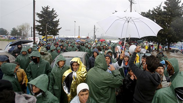 Uprchlci v uprchlickm tboe pobl vesnice Idomeni na ecko-makedonsk hranici. (13. 3. 2016)