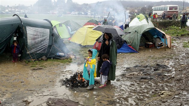 Uprchlci v uprchlickm tboe pobl vesnice Idomeni na ecko-makedonsk hranici. (13. 3. 2016)