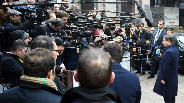 Turecký premiér Davutoglu hovoí k novinám bhem jednání Evropské rady v...