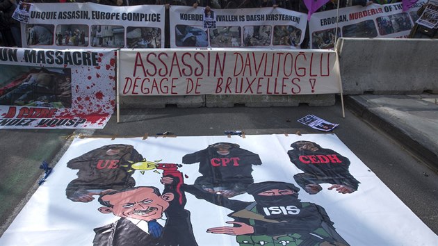 Kurdov protestuj proti tureckmu prezidentovi Erdoganovi a premirovi Davutogluovi ped tvrtenm summitem EU v Bruselu (17. bezna 2016).