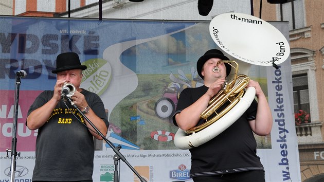 Kapelnk Standa Dtsk (vlevo) a suzafonista Tom Liman pi koncertu na Beskydskch rekordech ve Frdku-Mstku.