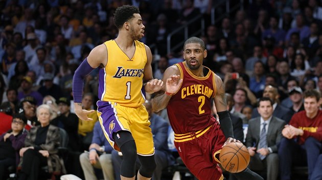 Kyrie Irving (vpravo) z Clevelandu se prosmkl kolem  D'Angela Russella z LA Lakers.