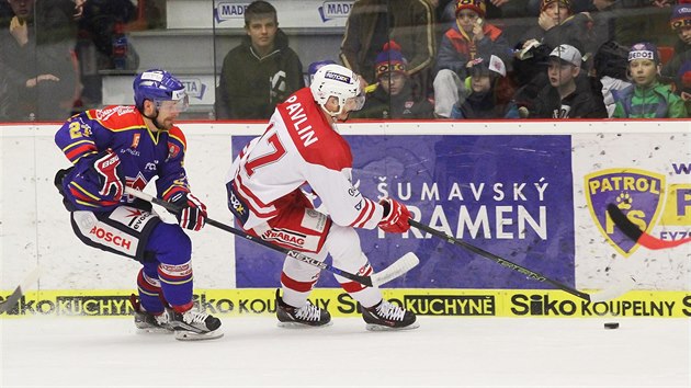 Luk Kvto (vlevo) z eskch Budjovic atakuje igu Pavlina ze Slavie.