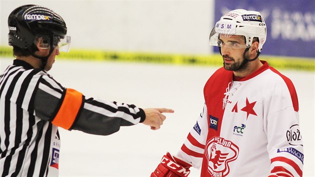 Pavel Kapak (vpravo) ze Slavie debatuje s rozhodm.