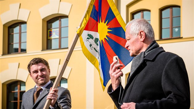 Opozin zastupitel uspodali ped sdlem Krlovhradeckho kraje happening na podporu Vlajky pro Tibet (10.3.2016).