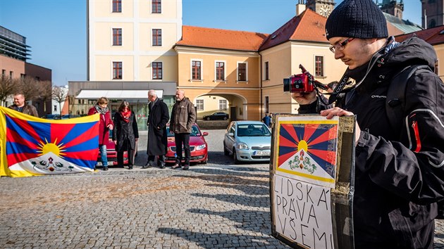 Opozin zastupitel uspodali ped sdlem Krlovhradeckho kraje happening na podporu Vlajky pro Tibet (10.3.2016).