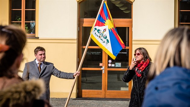 Opozin zastupitel uspodali ped sdlem Krlovhradeckho kraje happening na podporu Vlajky pro Tibet (10.3.2016).