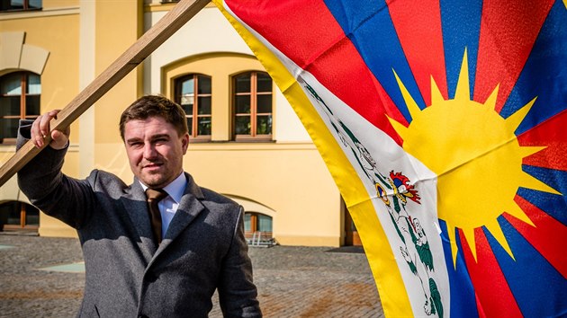 Opozin zastupitel uspodali ped sdlem Krlovhradeckho kraje happening na podporu Vlajky pro Tibet (10.3.2016).