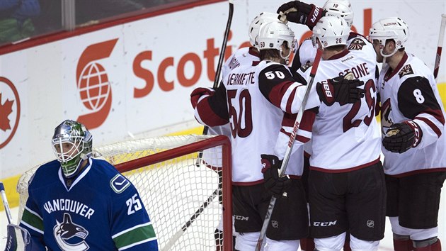 Glov radost hokejist Arizony v duelu s Vancouverem