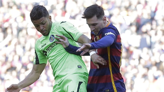 tonk Barcelony Lionel Messi (vpravo) bhem duelu s Getafe