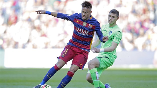 tonk Barcelony Neymar (vlevo) bojuje v duelu proti Getafe