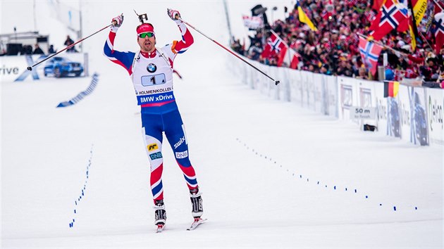 Norsk biatlonista Emil Hegle Svendsen triumfln dojd do cle tafety na ampiontu v Oslu.