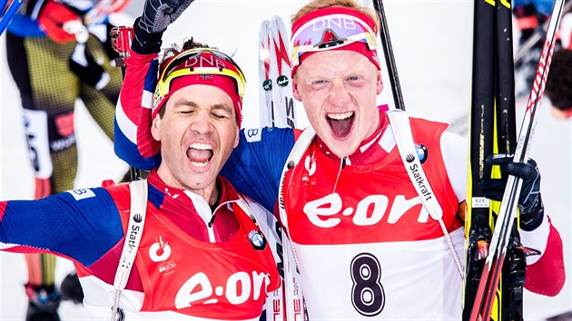 NORSK BRATRSTV. Johannes B (vpravo) zvod s hromadnm startem ovldl, legendrn Ole Einar Bjrndalen dojel tet.