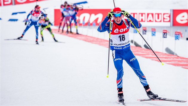 Michal Krm (s slem 18) odjd ze steleck poloky v zvodu s hromadnm startem na MS v Oslu.