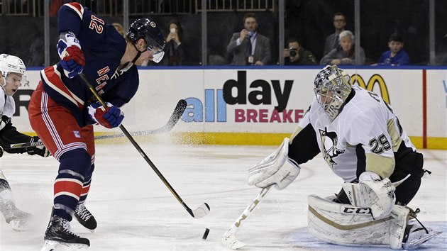 Brank Pittsburghu Marc-Andre Fleury zasahuje proti stele Erika Staala z New Yorku Rangers.