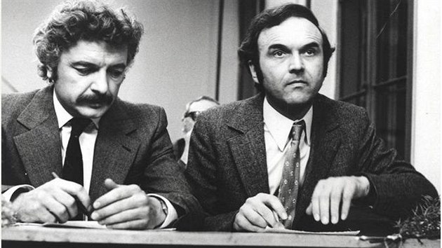 "Ty podv pero, j podvm tabulky." Veern studenti Tuek (Ladislav Smoljak) a lajs (Zdenk Svrk) to mli v populrn komedii Mareku, podejte mi pero (1976) dobe rozdlen.