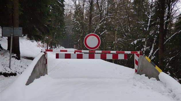 Silnii uzaveli pomoc zvor kopec mezi Chval na Trutnovsku a Adrpachem na Nchodsku na zimn obdob. Na snmku je uzamen zvora bl k Adrpachu (10.3.2016).