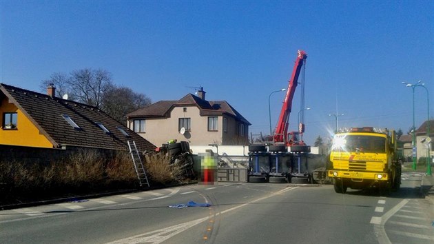 Cisterna s plynem se pevrtila a zablokovala silnici v Jaromi (17.3.2016).