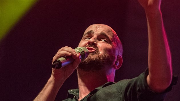Frontman kapely No Name Igor Timko na turn S lskou (Kongresov centrum Zln, 15. bezna 2016)
