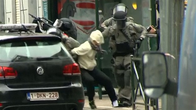 Policie pi zsahu v Bruselu zadrela Salaha Abdeslama