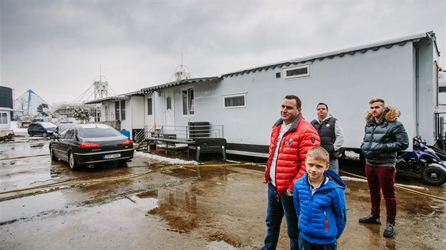 kolem mue z rodu koloto je postavit maringotku. Pkn od podvozku po koupelnu. 