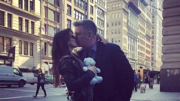 Alec Baldwin a jeho manelka Hilaria oznmili, e budou mt tet dt (9. bezna 2016).