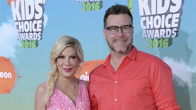 Tori Spellingov a jej manel Dean McDermott (Inglewood, 12. bezna 2016)