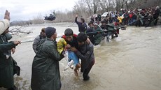 Stovky benc z tábora v eckém Idomeni se dostaly do Makedonie. Uzavenou...