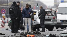 Trosky explodovaného vozu v berlínské tvrti Charlottenburg (15. bezna 2016)
