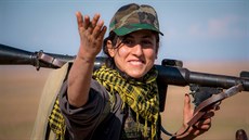 Kurdská bojovnice nedaleko syrského msta Hasaka (10. prosince 2015)