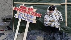 U Calais skončila likvidace jižní části přistěhovaleckého tábora zvaného... U Calais skončila likvidace jižní části přistěhovaleckého tábora zvaného...