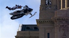 Levi LaVallee se proháněl na sněžném skútru městem Levi LaVallee se proháněl na sněžném skútru městem