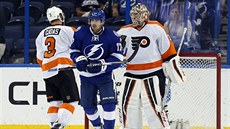 Obránce Radko Gudas a branká Steve Mason z Philadelphie oslavují výhru nad...