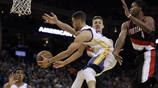 Stephen Curry z Golden State letí mezi hráči Portlandu. Na přihrávku čeká James... Stephen Curry z Golden State letí mezi hráči Portlandu. Na přihrávku čeká James...