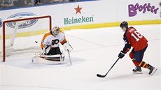 Aleksander Barkov z Floridy překonává Steva Masona v brance Philadelphie. Aleksander Barkov z Floridy překonává Steva Masona v brance Philadelphie.