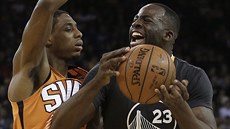 Draymond Green (vpravo) z Golden State se dere přes Brandona Knighta z Phoenixu. Draymond Green (vpravo) z Golden State se dere přes Brandona Knighta z Phoenixu.