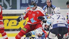 Olomouckému hokejistovi Peteru Húevkovi se pod nohy zamotal Miroslav...