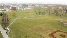 Na louce za kolejemi (na snímku) plánuje univerzita stavby výukového centra pro... Na louce za kolejemi (na snímku) plánuje univerzita stavby výukového centra pro...