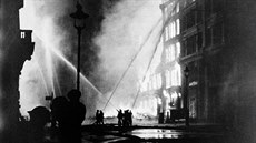 Hasii bojují s poáry v bombardovaném Londýn, noc z 10. na 11. kvtna 1941.