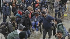 Uprchlíci přecházejí řeku poblíž řecké vesnice Idomeni (14. března 2016) Uprchlíci přecházejí řeku poblíž řecké vesnice Idomeni (14. března 2016)