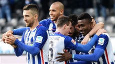 Fotbalisté Herthy Berlín se radují z gólu, zády se spoluhrái objímá i Vladimír...