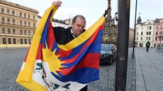 Tibetskou vlajku vyvěsili například i zaměstnanci olomouckého magistrátu,... Tibetskou vlajku vyvěsili například i zaměstnanci olomouckého magistrátu,...