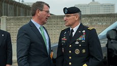 Americký generál Curtis Scaparrotti s ministrem obrany Ashem Carterem Americký generál Curtis Scaparrotti s ministrem obrany Ashem Carterem