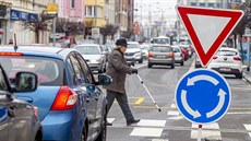 Překvapivá okružní křižovatka na tepně města je vyznačena značkou a žlutými... Překvapivá okružní křižovatka na tepně města je vyznačena značkou a žlutými...