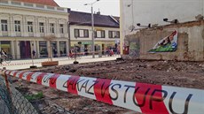 Dělníci srovnají na volné parcele na třídě Míru zeminu a položí dlažbu. Na ní... Dělníci srovnají na volné parcele na třídě Míru zeminu a položí dlažbu. Na ní...