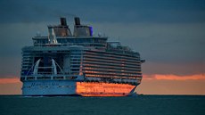 Harmony of the Seas je 362 metrů dlouhá a 70 metrů vysoká. Cestovat na ní může... Harmony of the Seas je 362 metrů dlouhá a 70 metrů vysoká. Cestovat na ní může...