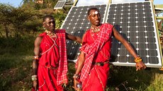 Mui z keského kmene Masaj stojí u solárních panel nedaleko své vesnice na...