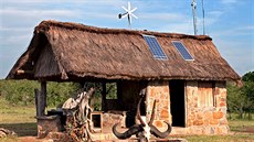 Solární panely a vtrná turbína na stee domu v keském Masai Mara.