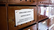 Pražská společnost Sídlo bez limitu má kancelář v Kaprově ulici. Pražská společnost Sídlo bez limitu má kancelář v Kaprově ulici.