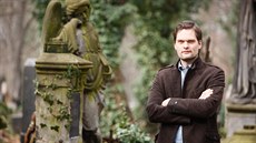 Martin Červený začal na Olšanských hřbitovech pomáhat hrobníkům a dalším... Martin Červený začal na Olšanských hřbitovech pomáhat hrobníkům a dalším...